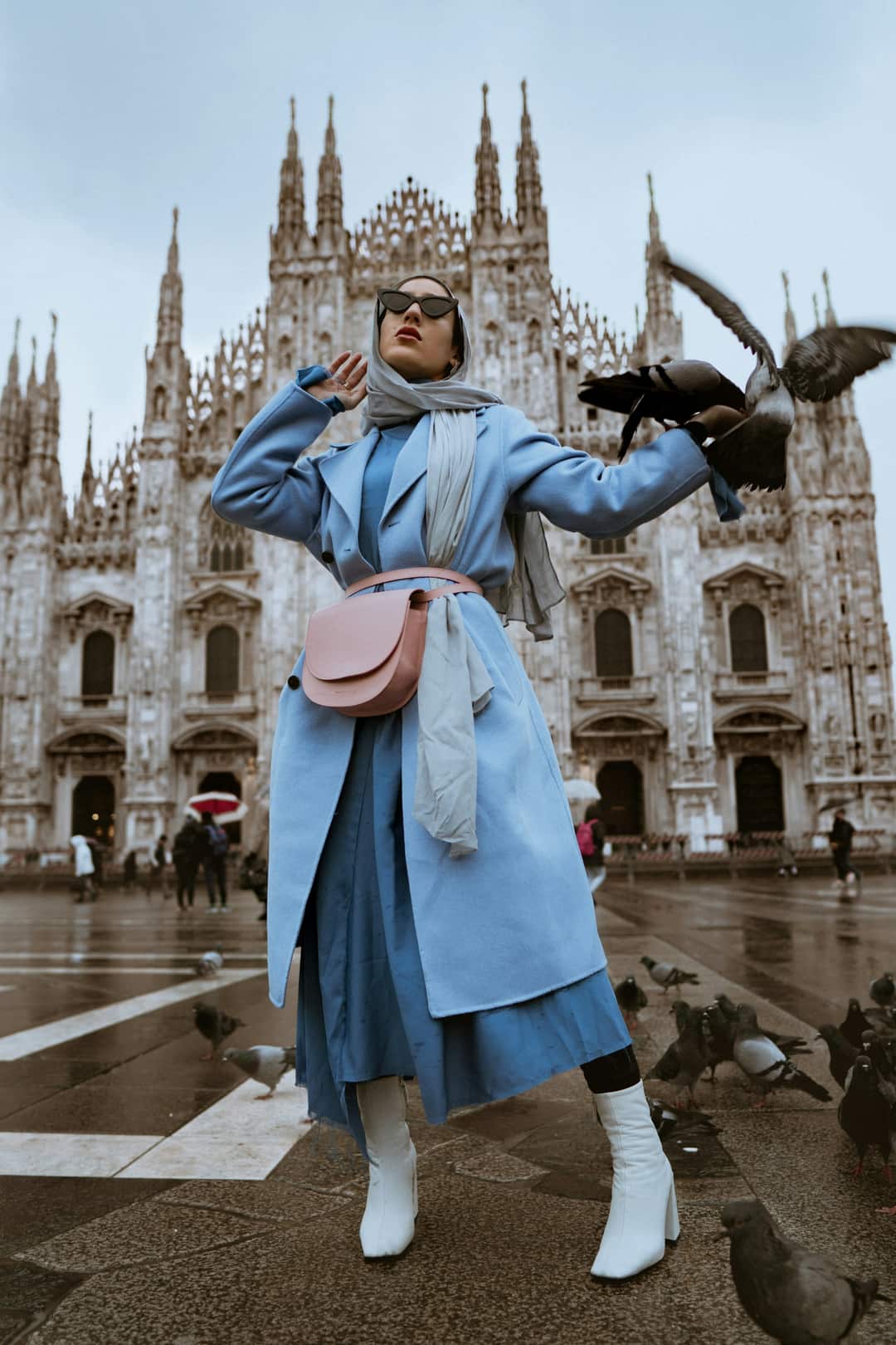 Editorial de moda com peças leves em tons neutros